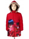 Nádherný dětský kabátek v červeném provedení s obrázkem Kouzelné berušky, zahřeje a potěší každou malou parádnici. Tato prošívaná bunda s kapucí je vyrobená ze 100% polyesteru. Kabátek má dvě boční kapsy, kapuci zdobenou kožíškem.